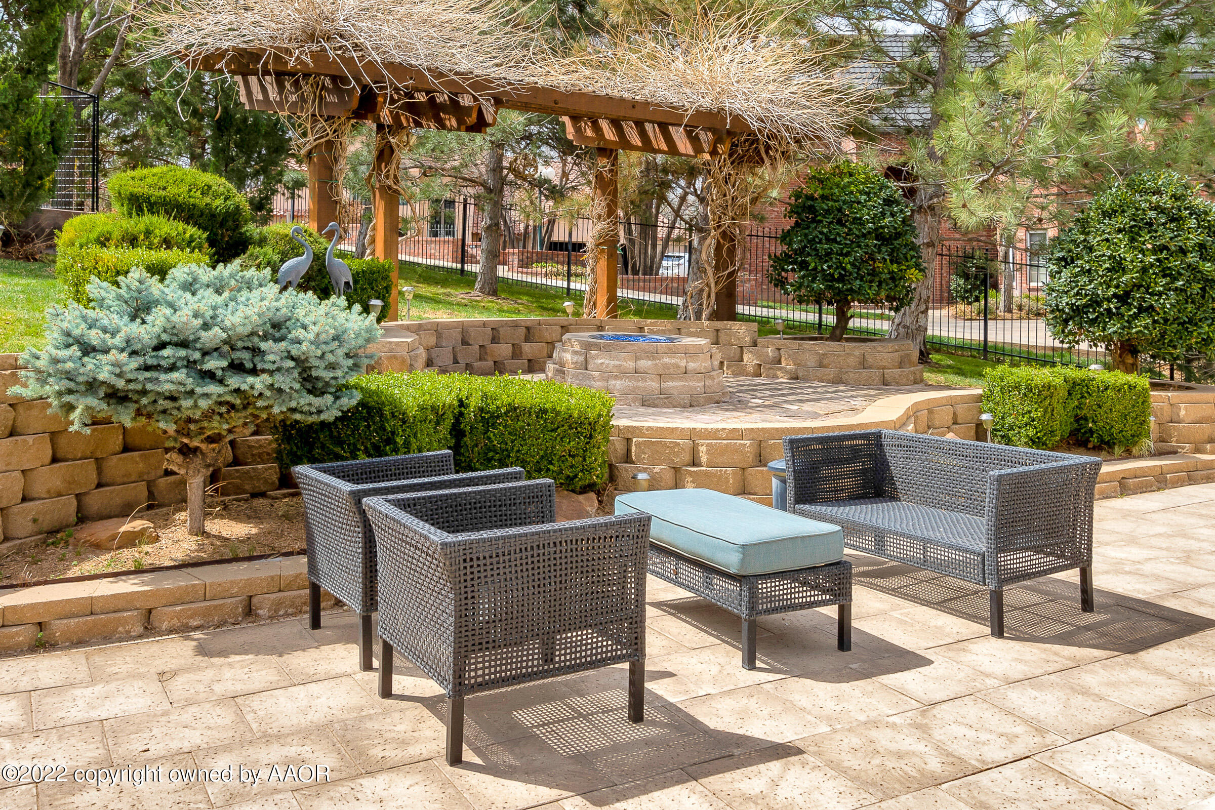 2 Snead Lane Amarillo, TX 79124 - Photo 4 of 76 a outdoor space with a couch and a potted plant