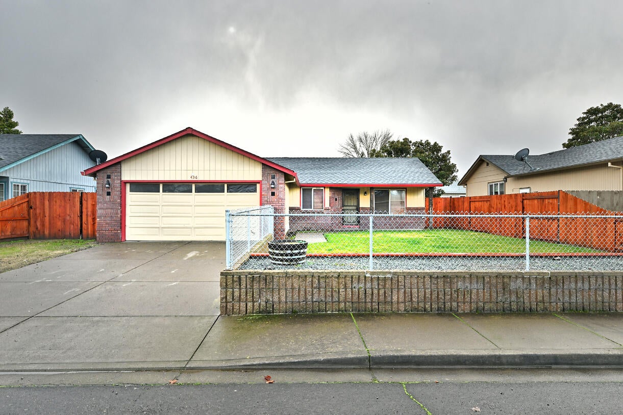 436 Mace Road Medford, OR 97501 - Photo 2 of 26 DSC_6368