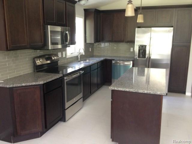 239 Booth Road Troy, MI 48085 - Photo 10 of 27 IMG_5870.jpg