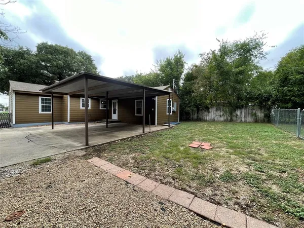 $1,695 | 5108 Tulane Avenue, River Oaks, TX 76114