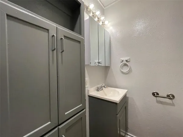 $1,695 | 5108 Tulane Avenue, River Oaks, TX 76114