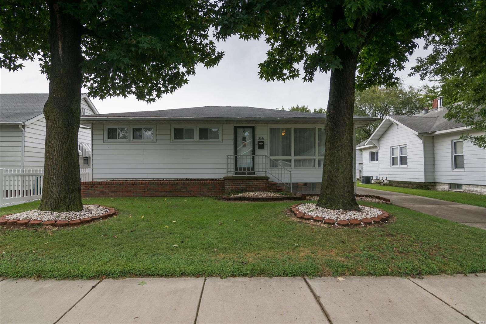 314 West Thomas Street Roxana, IL 62084 - Photo 3 of 27