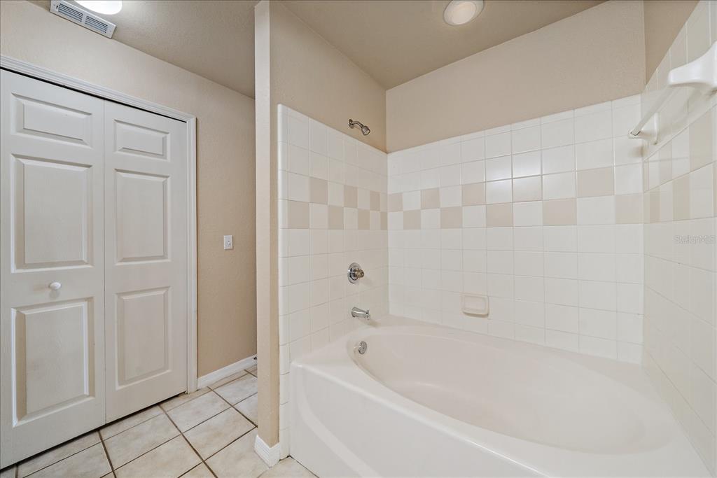 5540 Rosehill Road, Unit 201 Sarasota, FL 34233 - Photo 28 of 52