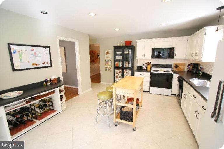 10915 Hunt Club Road Reston, VA 20190 - Photo 8 of 27 Bright and Sunny Kitchen