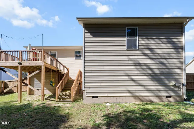 a view of a house with backyard