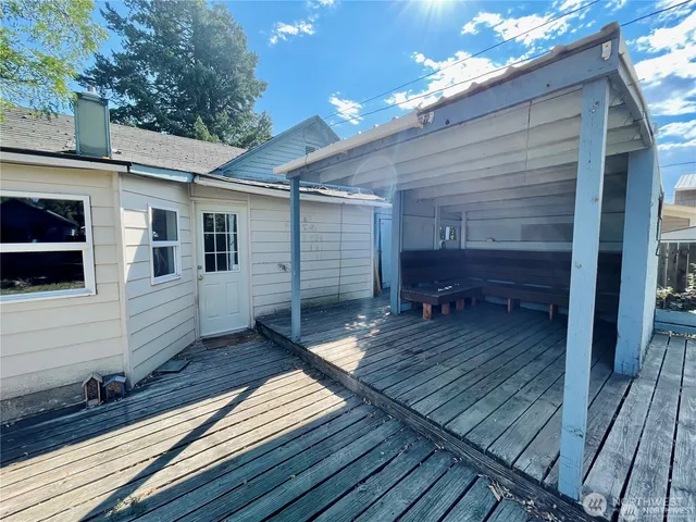 a view of back yard of the house