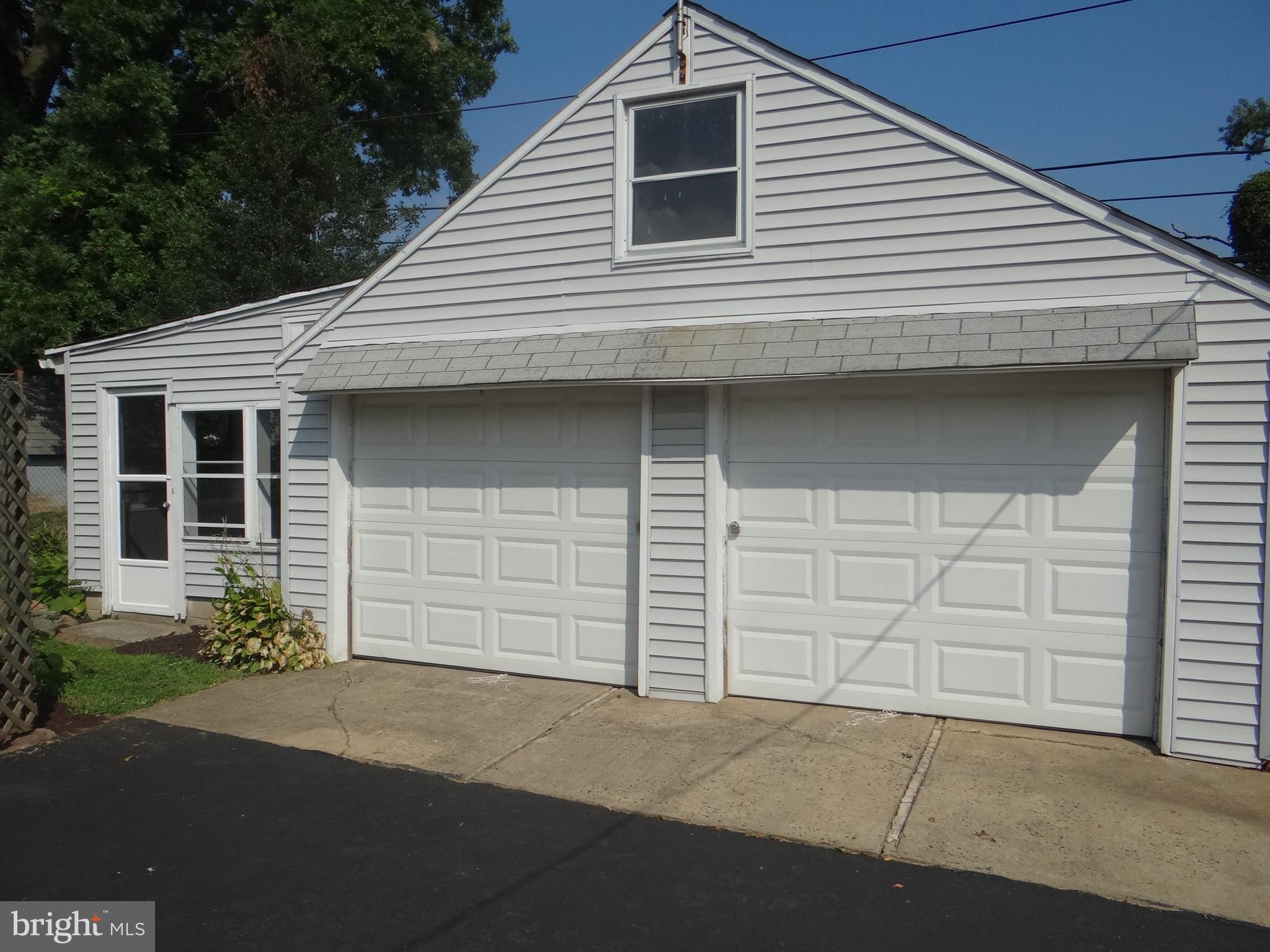 922 Thornton Road Upper Chichester, PA 19061 - Photo 8 of 33 Oversized two car garage