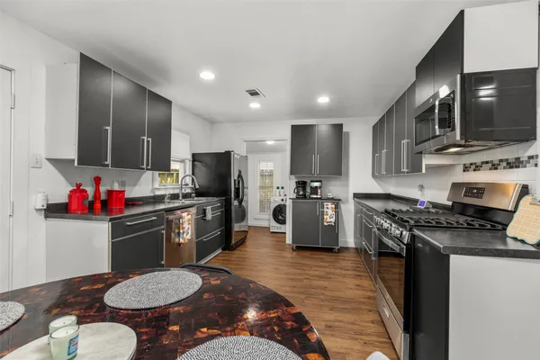 $2,500 | 5808 Community Drive, Houston, TX 77005