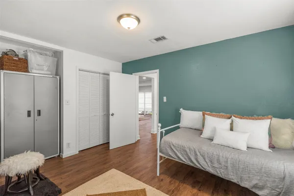 $2,500 | 5808 Community Drive, Houston, TX 77005