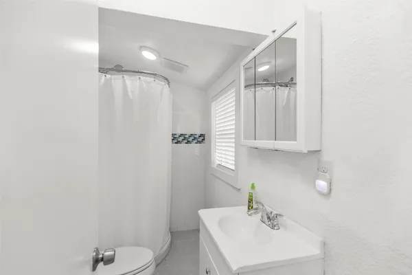 $2,500 | 5808 Community Drive, Houston, TX 77005