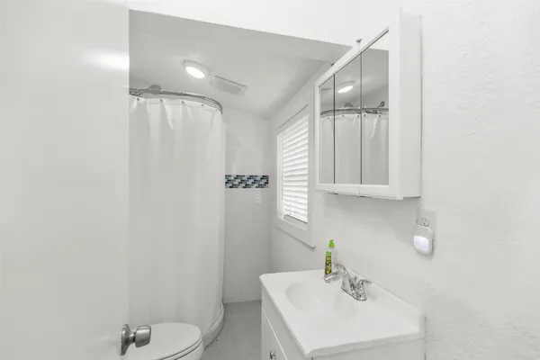 $2,500 | 5808 Community Drive, Houston, TX 77005