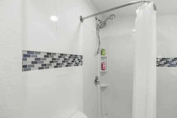 $2,500 | 5808 Community Drive, Houston, TX 77005