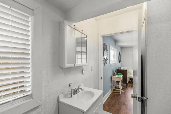 $2,500 | 5808 Community Drive, Houston, TX 77005