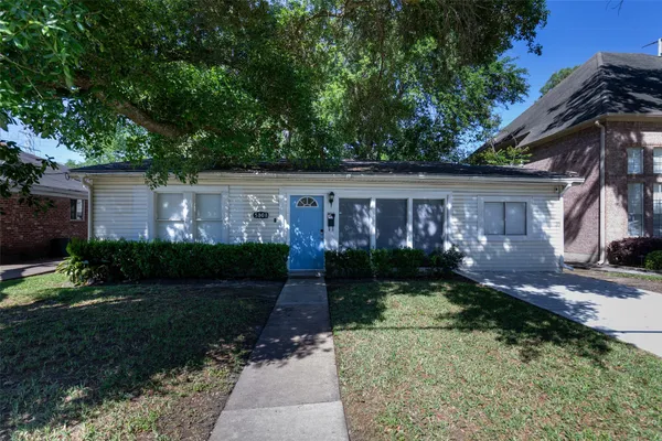 $2,500 | 5808 Community Drive, Houston, TX 77005