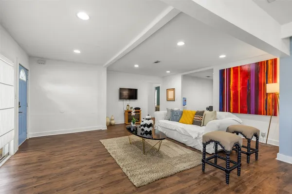 $2,500 | 5808 Community Drive, Houston, TX 77005