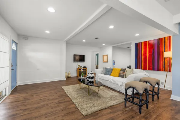 $2,500 | 5808 Community Drive, Houston, TX 77005