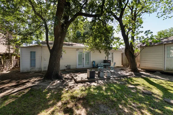 $2,500 | 5808 Community Drive, Houston, TX 77005