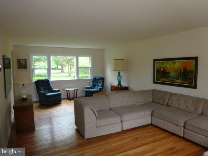 520 Oak Park Road Hatfield, PA 19440 - Photo 3 of 19 Living Room