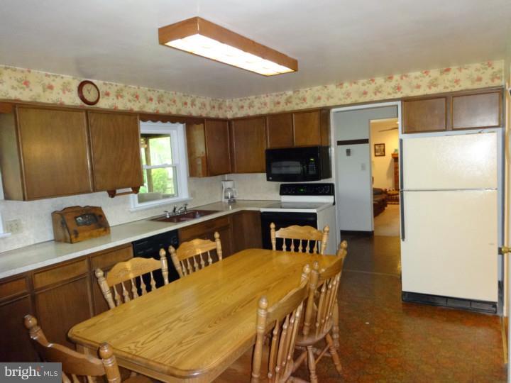 520 Oak Park Road Hatfield, PA 19440 - Photo 7 of 19 Kitchen