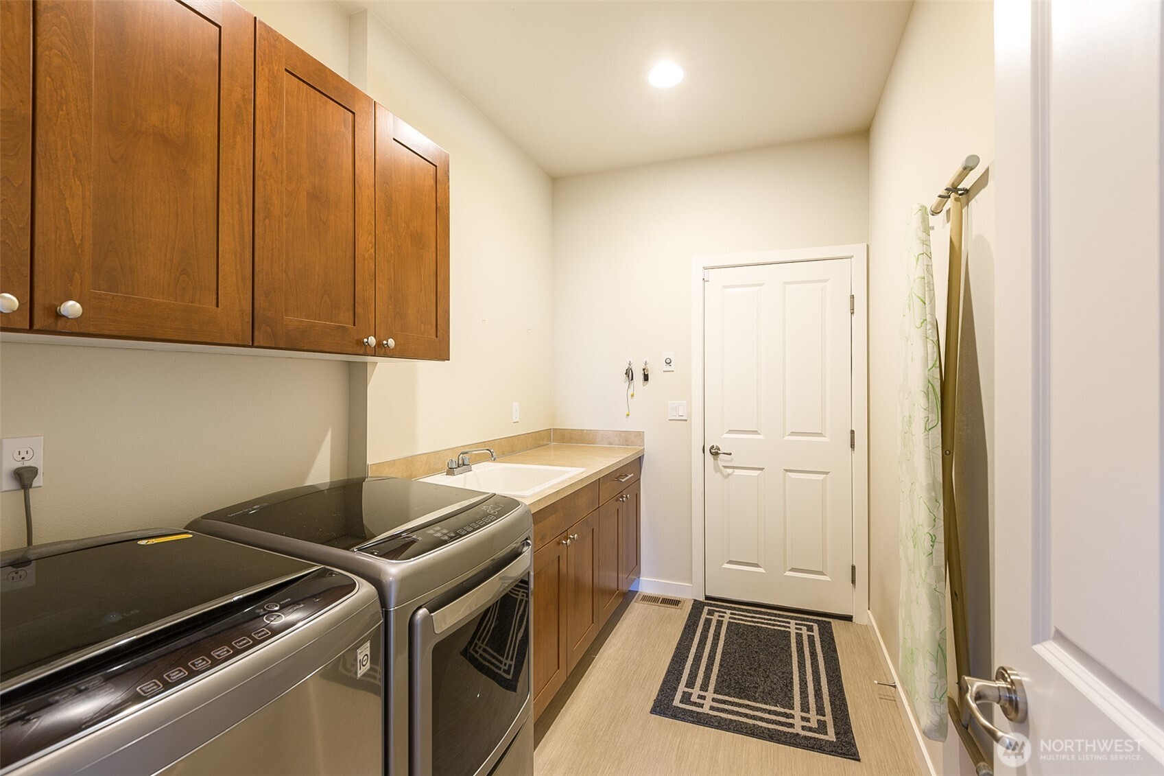 271 Blue Glacier Loop Sequim, WA 98382 - Photo 35 of 39 a kitchen with a stove and a refrigerator