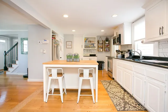 $824,900 | 1994 East Main Road, Portsmouth, RI 02871