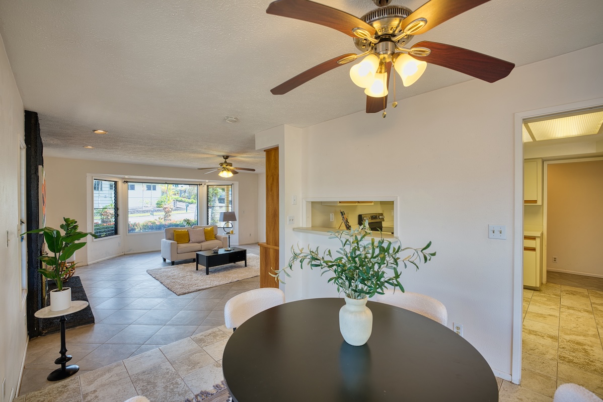 708 Kukuau Street Hilo, HI 96720 - Photo 5 of 18 a living room with furniture