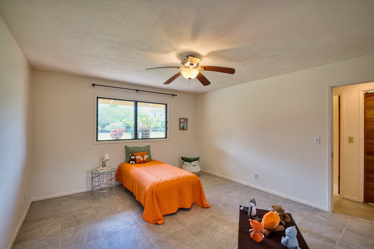 708 Kukuau Street Hilo, HI 96720 - Photo 10 of 18 a bedroom with a bed and a window