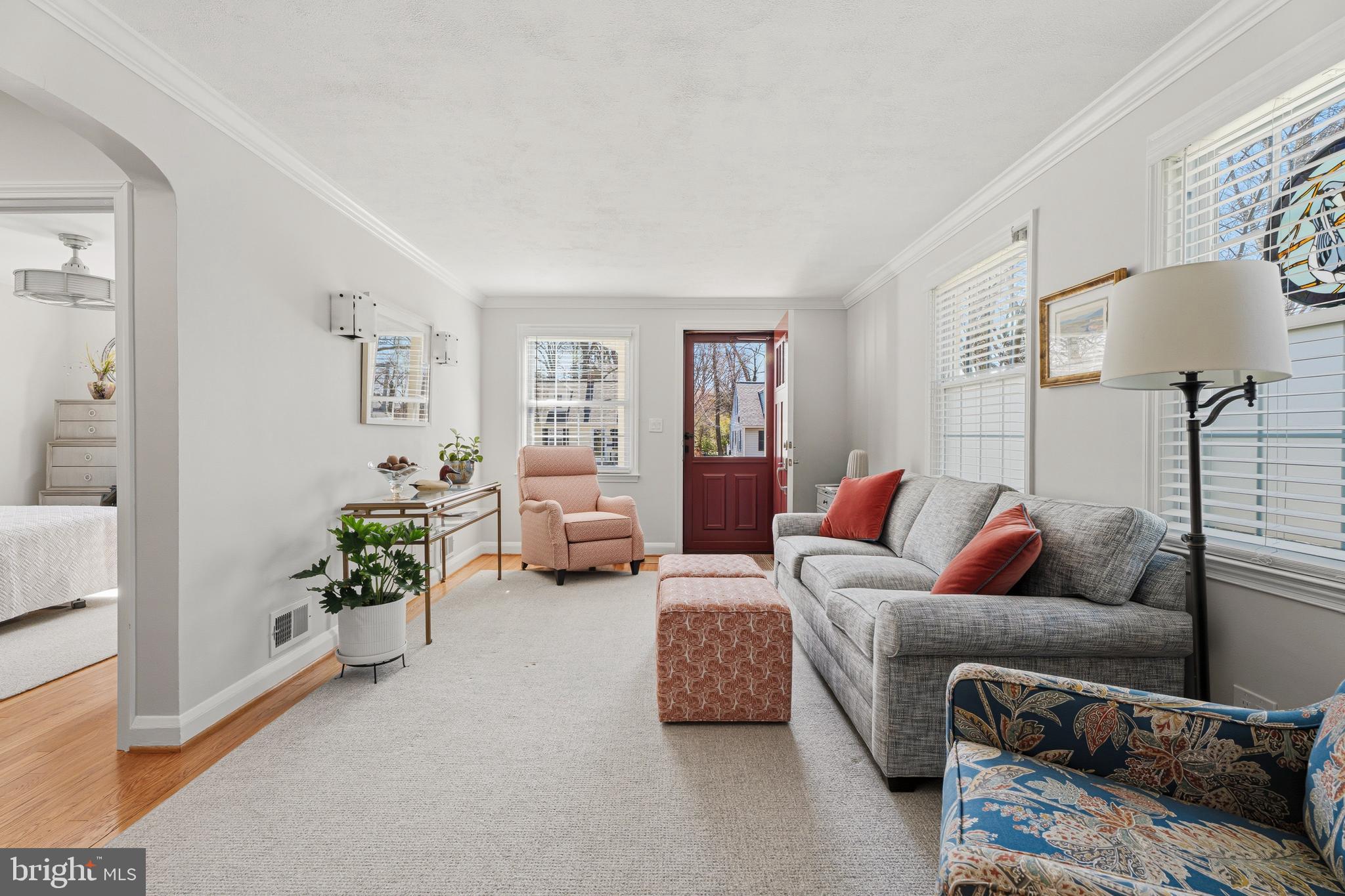 304 Brook Road Baltimore, MD 21286 - Photo 6 of 34 Living Room