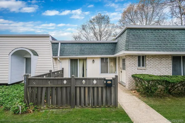 $389,000 | 527 Daryl Drive, Medford, NY 11763