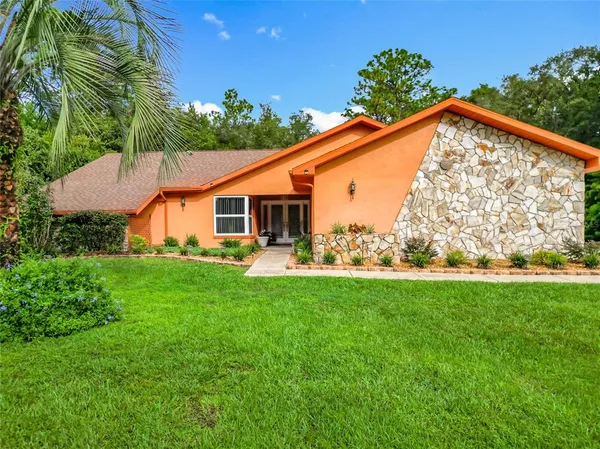 a view of a house with backyard