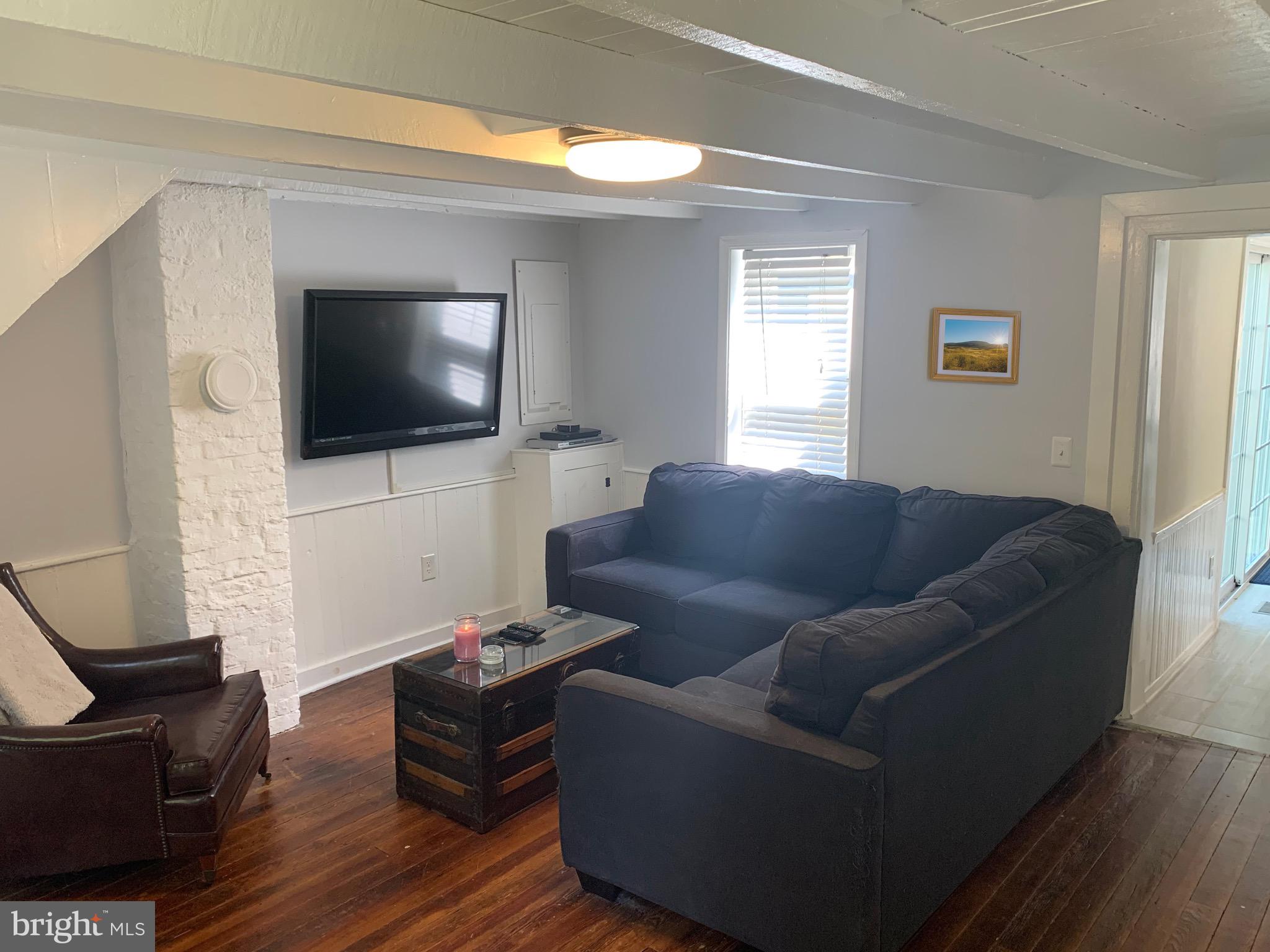 41809 Stumptown Road Leesburg, VA 20176 - Photo 12 of 29 Living room off kitchen. Original hardwood floor