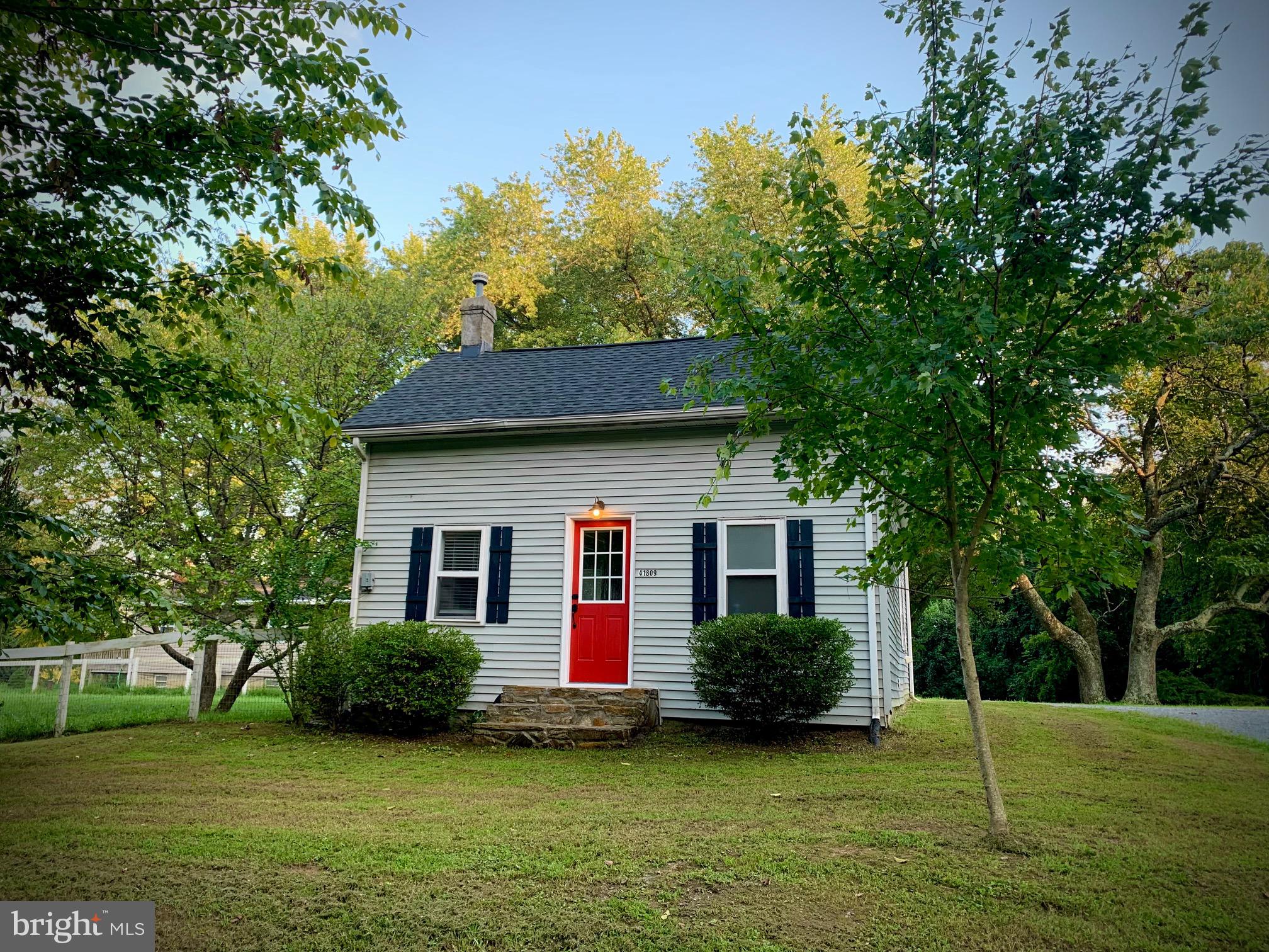 41809 Stumptown Road Leesburg, VA 20176 - Photo 2 of 29 Cute Country Cottage on 2/3 acre near Leesburg