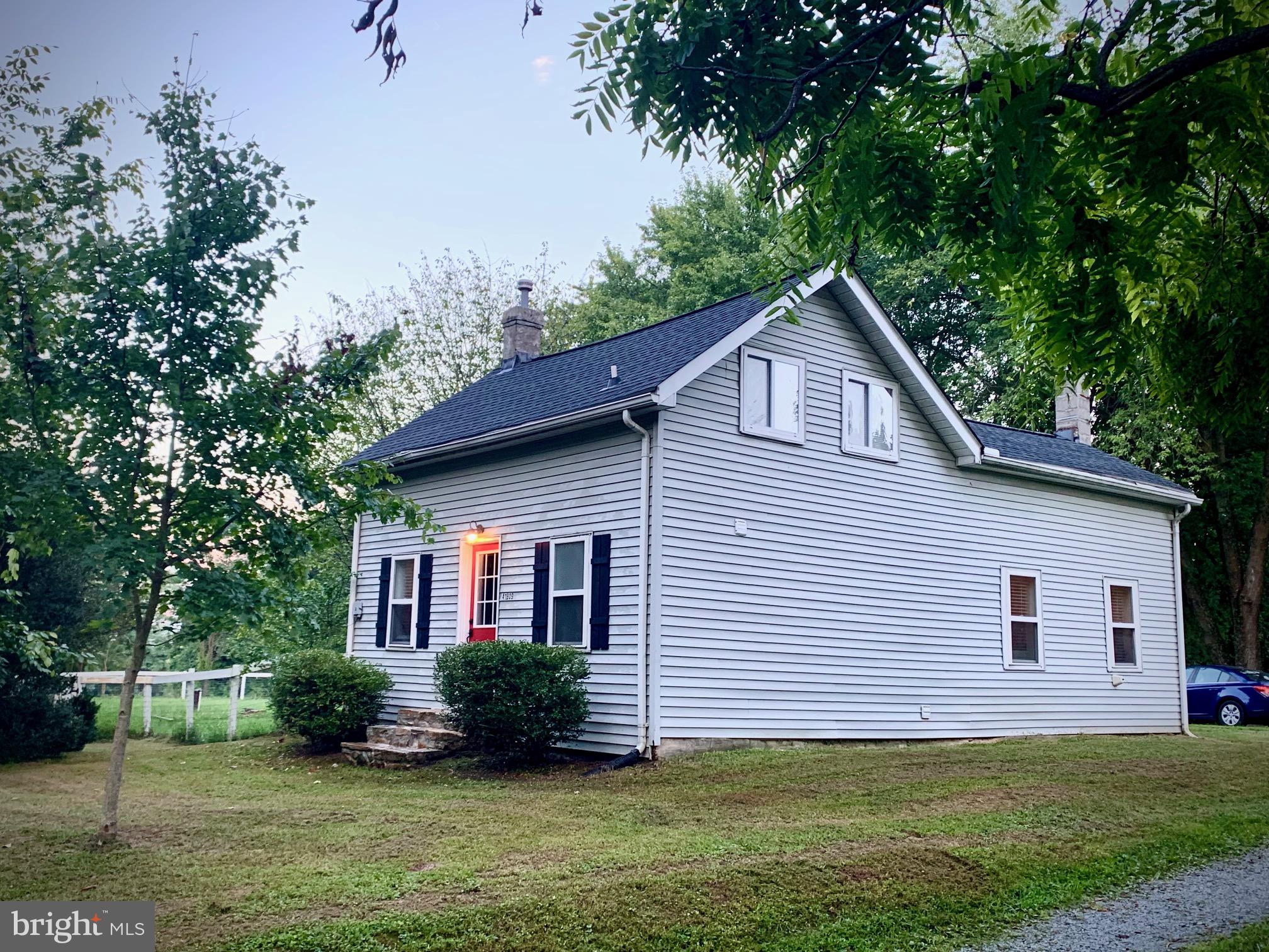 41809 Stumptown Road Leesburg, VA 20176 - Photo 3 of 29 Side of cottage