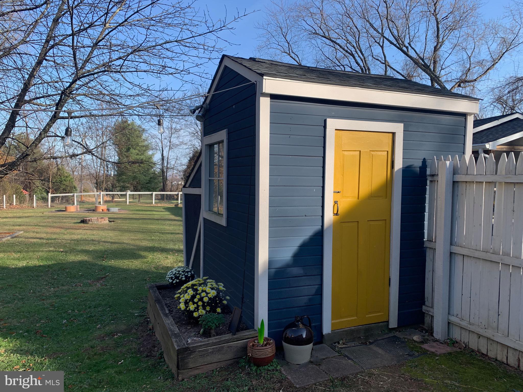 41809 Stumptown Road Leesburg, VA 20176 - Photo 6 of 29 Spacious storage shed
