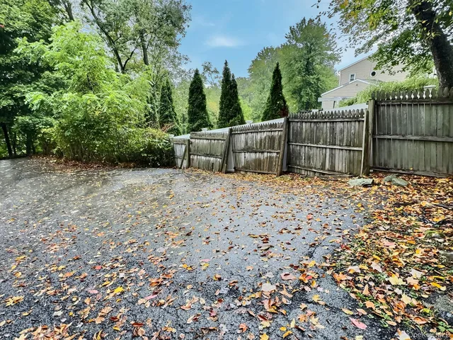 a view of a backyard