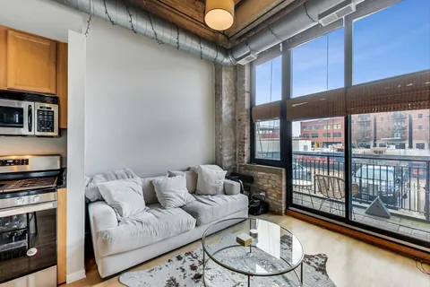 $2,550 | 215 North Aberdeen Street, Unit 210B, Chicago, IL 60607