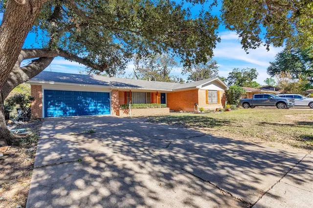 $335,000 | 709 Valley View Drive, Arlington, TX 76010