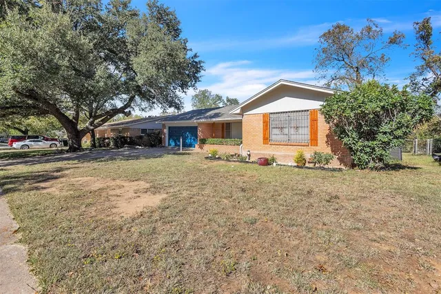 $335,000 | 709 Valley View Drive, Arlington, TX 76010