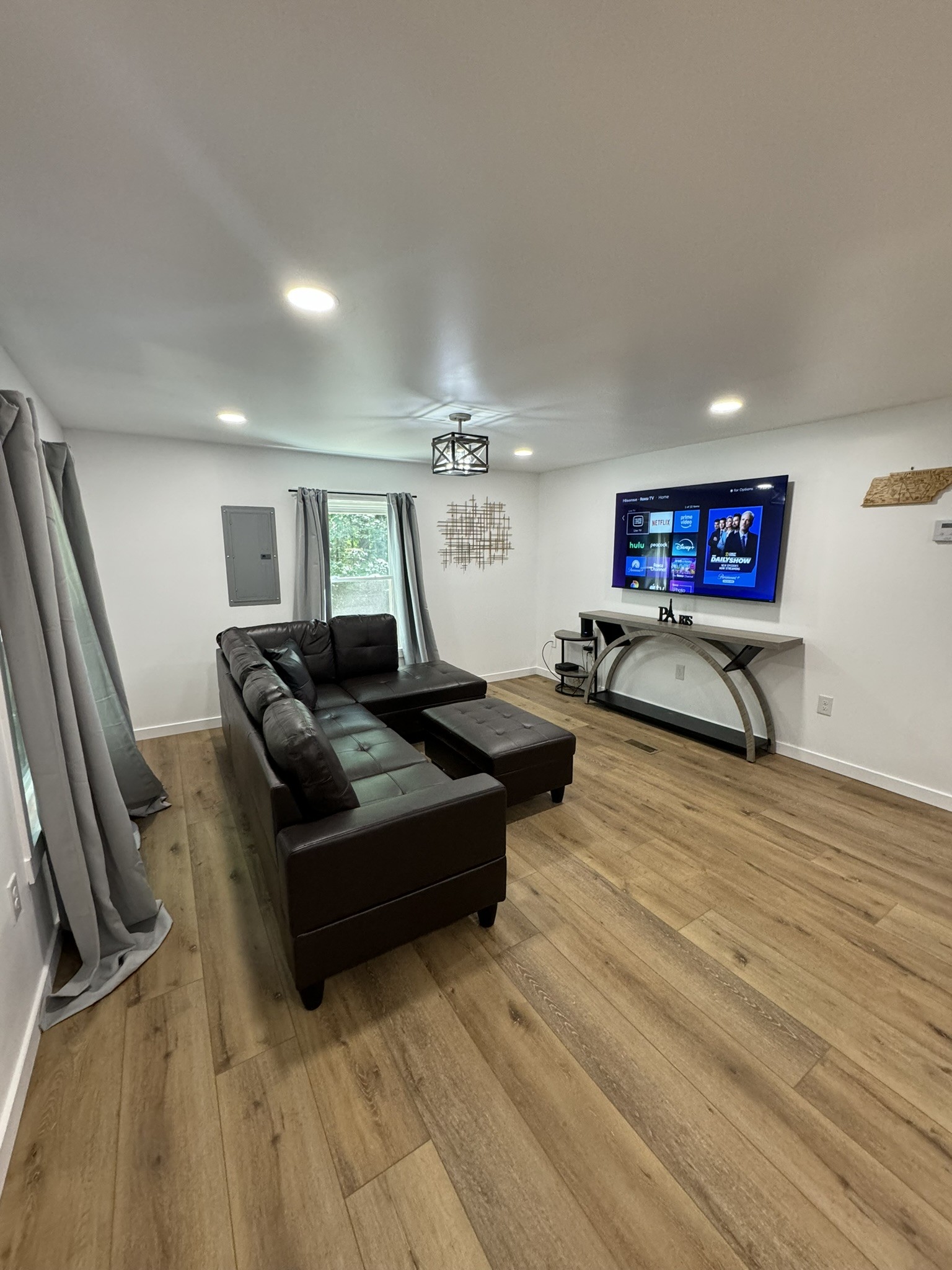 710 3rd Street Paris, TN 38242 - Photo 4 of 34 a living room with furniture and a flat screen tv