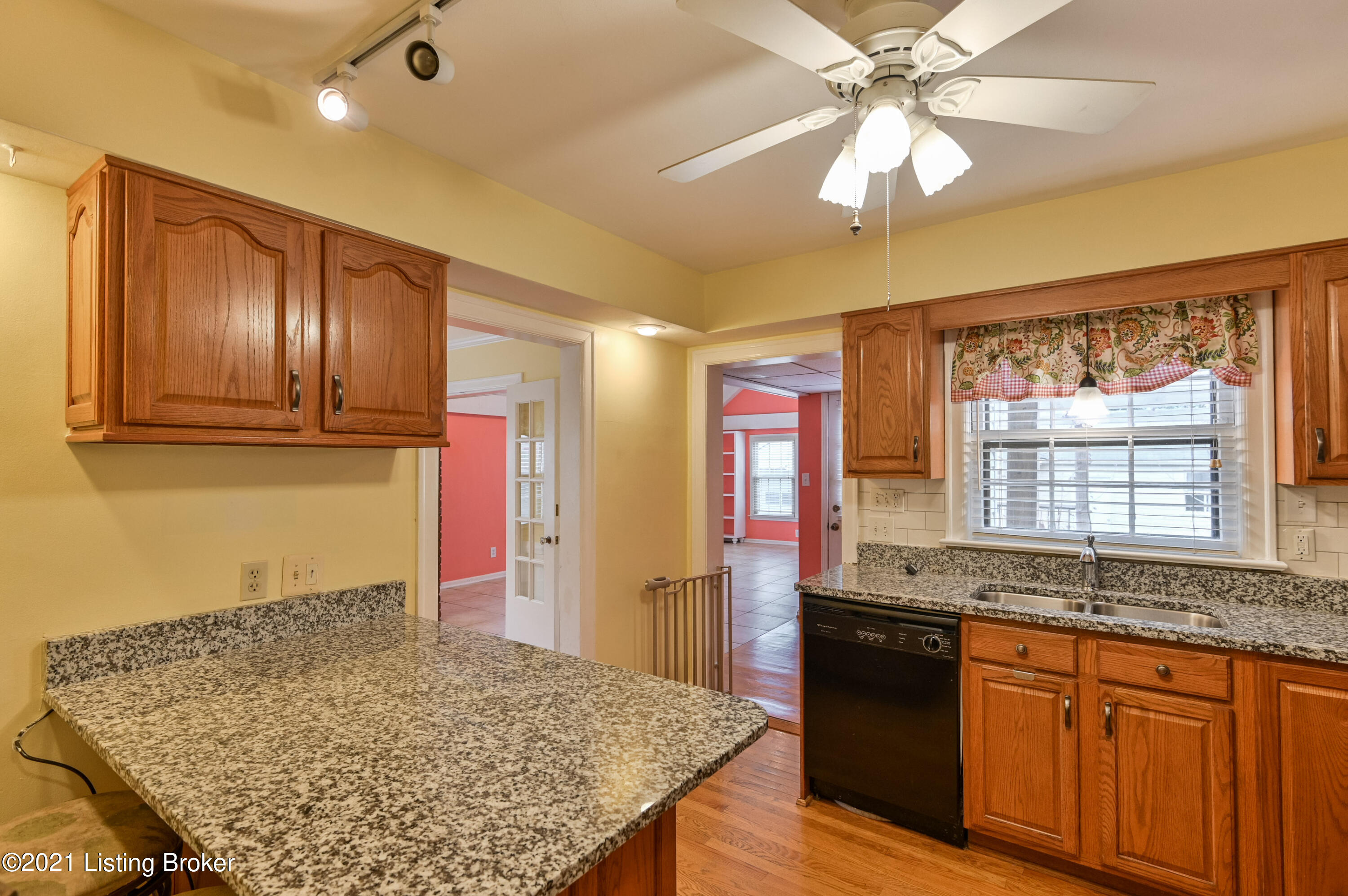 218 Ring Road Louisville, KY 40207 - Photo 21 of 48 024 - 20210311 2337