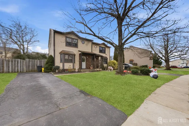 a view of a yard in front of house
