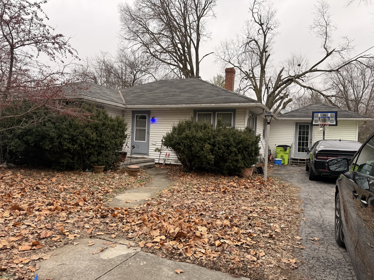 407 North 1st Street Fairbury, IL 61739 - Photo 1 of 22 a front view of a house with a yard and garage