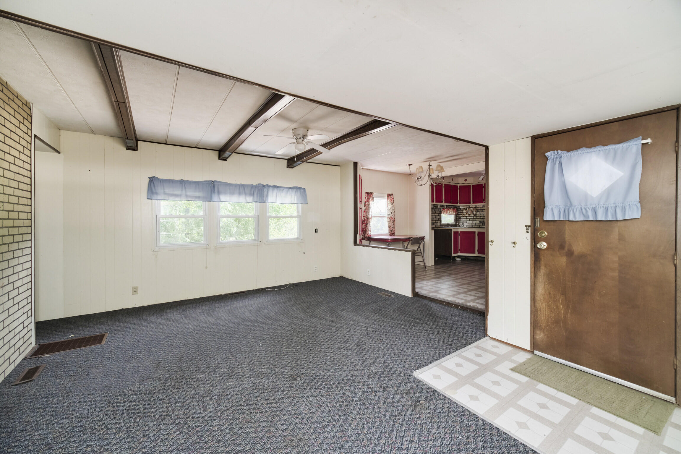 925 South High Bridge Road Wellston, MI 49689 - Photo 36 of 55 Living room