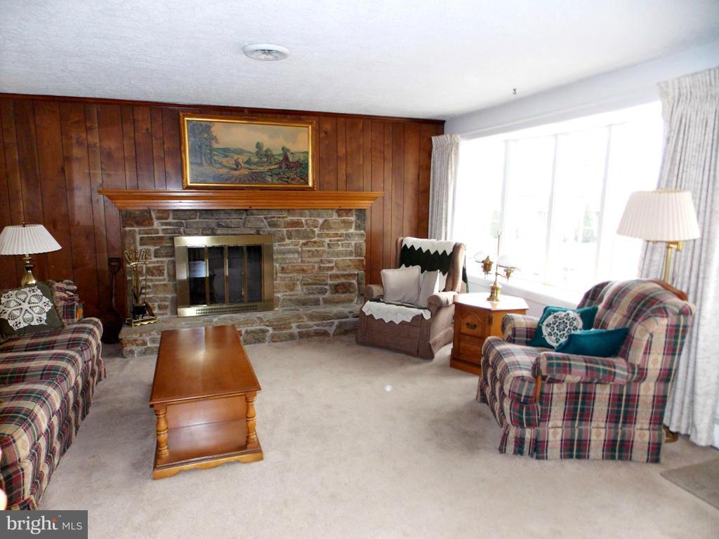 1219 Berkwood Road Baltimore, MD 21237 - Photo 2 of 29 Living Room