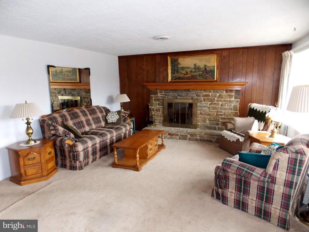 1219 Berkwood Road Baltimore, MD 21237 - Photo 4 of 29 Living Room