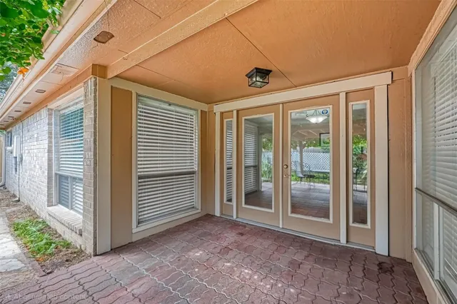 a view of a backyard