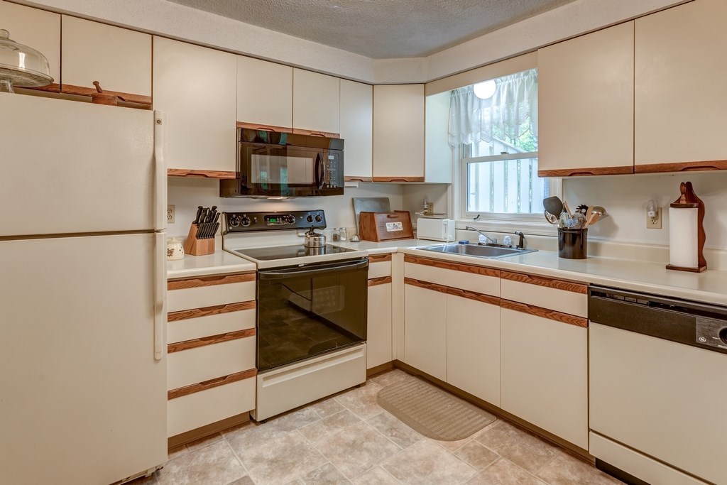 93 Great Brook Road, Unit 93 Milford, NH 03055 - Photo 6 of 40