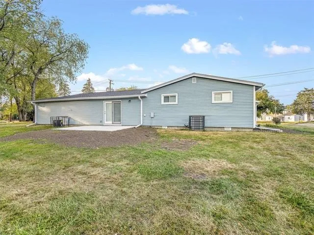 $2,650 | 2205 Clover Avenue, Rockford, IL 61102