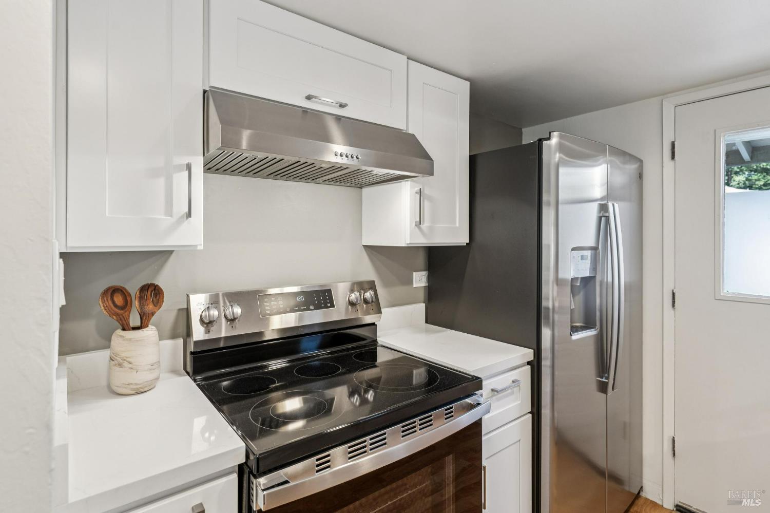 24 Roundtree Boulevard San Rafael, CA 94903 - Photo 4 of 28