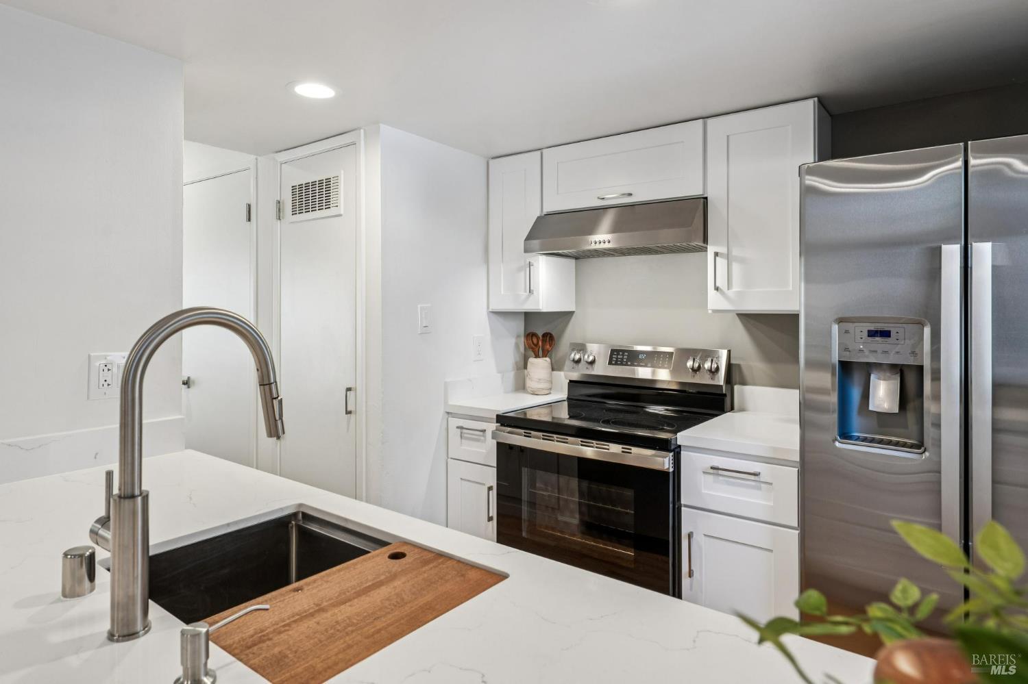 24 Roundtree Boulevard San Rafael, CA 94903 - Photo 5 of 28